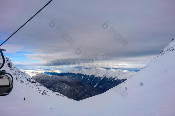 艾布拉山山峰大量的在旁边雪和滑雪举起.高尔基戈罗德Slovakia斯洛伐克