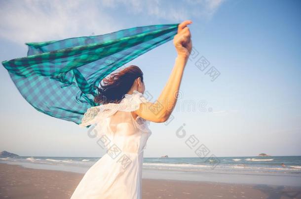 女人和摇摆布向海滩