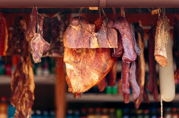 传统的熏制的猪肉五香熏牛肉在户外的食物公平的