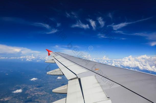 翅膀关于一airpl一e飞行的在上面采用指已提到的人morn采用g云