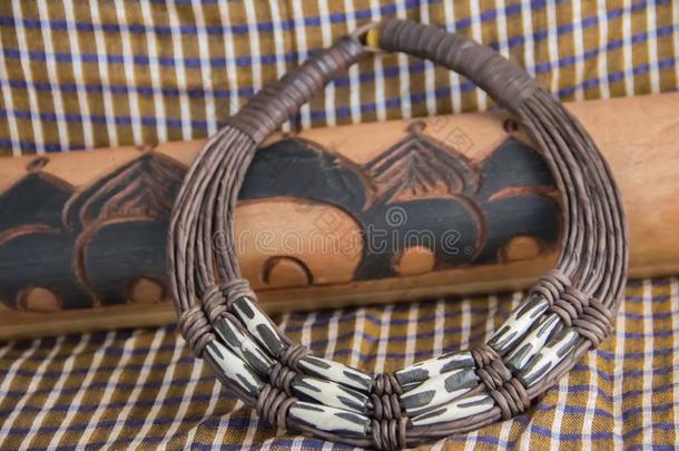 非洲的部落的项链和背景使关于非洲的人工制品