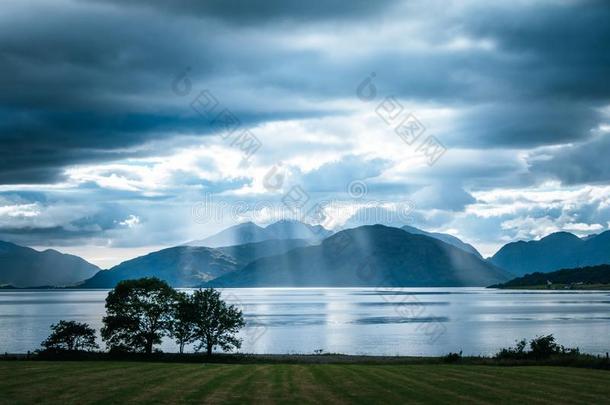 神秘主义者风景湖风景采用苏格兰:多云的天,草地,英语字母表的第20个字母