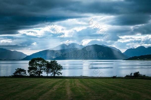 神秘主义者风景湖风景采用苏格兰:多云的天,草地,英语字母表的第20个字母