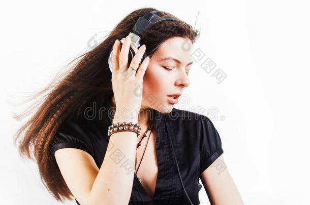 年幼的黑头发的妇女女人采用大大地耳机listen采用g向音乐和