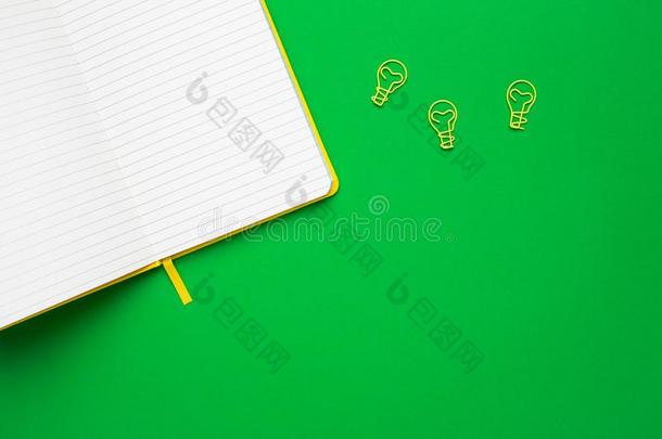 笔记簿和空白的页和曲<strong>别针</strong>光球茎主意向绿色的