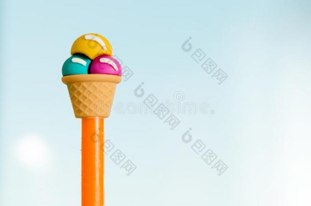 意大利胶凝冰糕冰乳霜圆锥体拿在上面向指已提到的人热的夏天