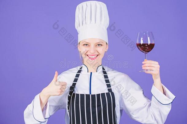 一玻璃关于红色的葡萄酒是（be的三单形式认可.幸福的葡萄酒专家展映拇指在上面