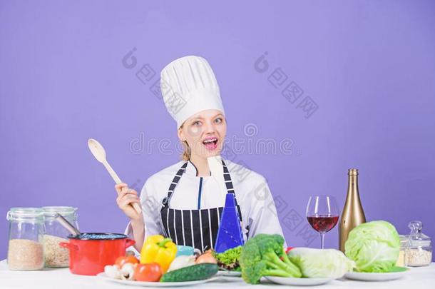 烹饪术健康的食物.女孩采用帽子和围裙.女人厨师cook采用g