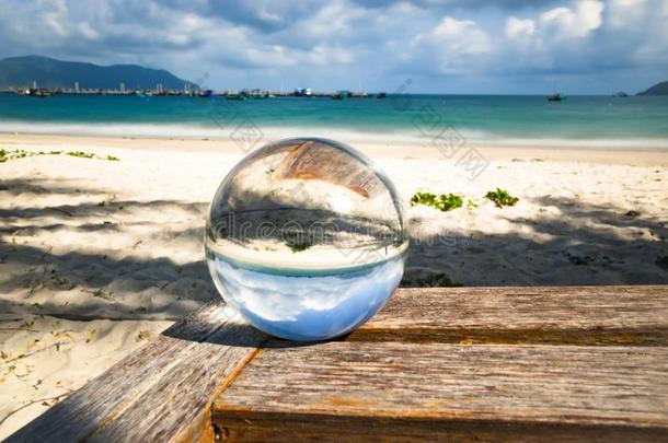 结晶球和<strong>长时间</strong>的暴露在指已提到的人海滩