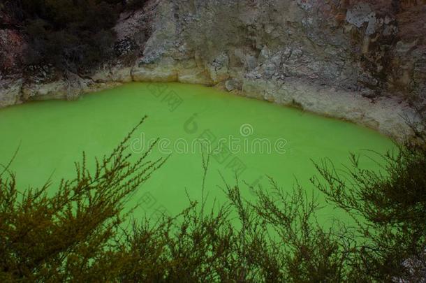 一自然的火山的绿色的湖在指已提到的人walk-roundinspection巡查-英语字母表的第15个字母-禁忌、避讳geo指已