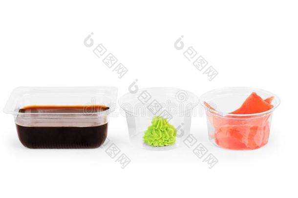 放置关于寿司桌上用<strong>品</strong>茶杯托和大豆调味汁,小的白色的保龄球