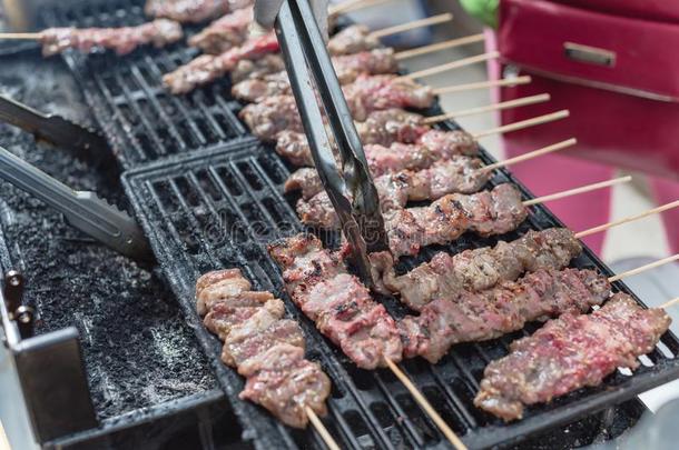 煮熟的猪肉barbecue吃烤烧肉的野餐串肉扦向木炭烧烤关-在上面