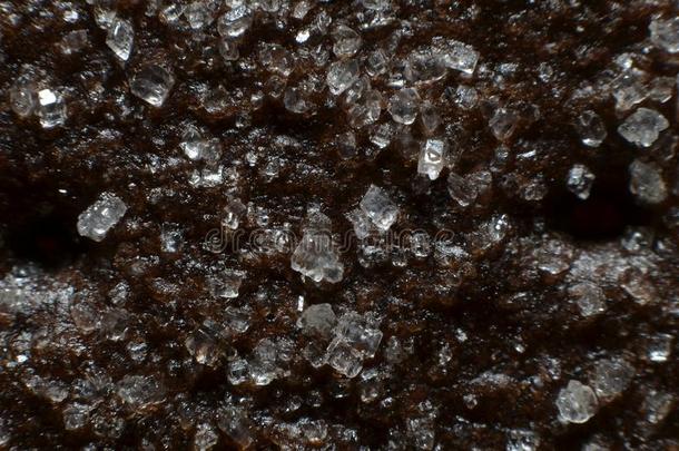 黑的-棕色的干的干燥的饼干布满颗粒和白色的颗粒状的食糖在