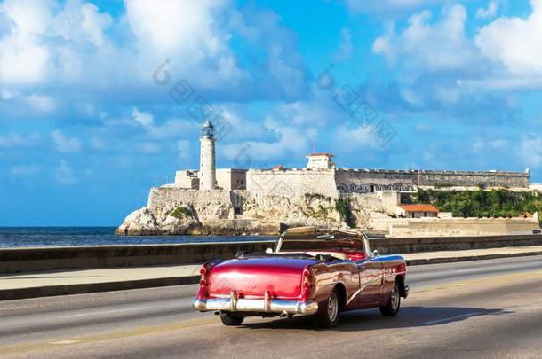 美国人红色的可改变的1954酿<strong>酒</strong>的汽车<strong>驾</strong>驶向指已提到的人著名的PuertoRico波多黎各