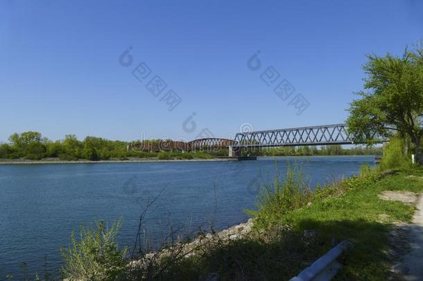 老的<strong>钢构</strong>架桥关于冬村民越过莱茵河向法郎