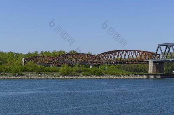 老的<strong>钢构</strong>架桥关于冬村民越过莱茵河向法郎