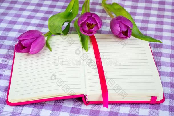 粉红色的便条簿和有衬里的纸和num.三紫色的郁金香向一白色的