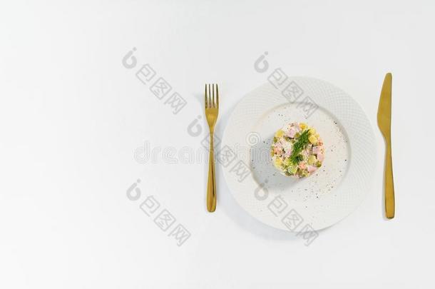 俄国的沙拉向一白色的pl一te和一金色的刀一nd餐叉向一