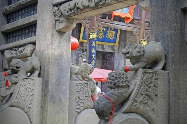 指已提到的人雕像入口和中国人狮子
