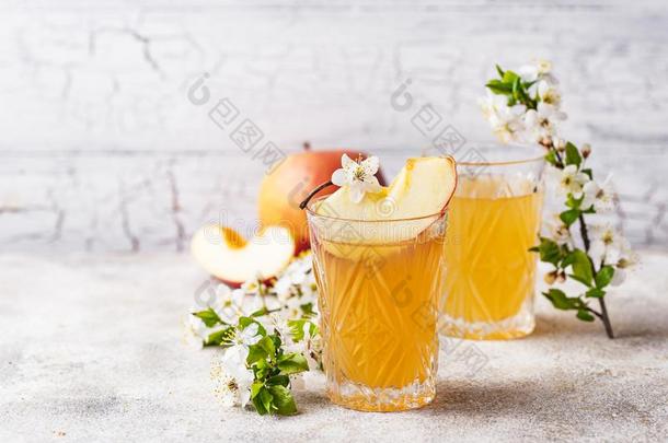 眼镜和新鲜的苹果果汁或苹果汁