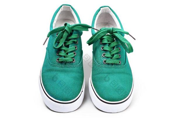 一一副关于绿色的帆布鞋子隔离的向白色的