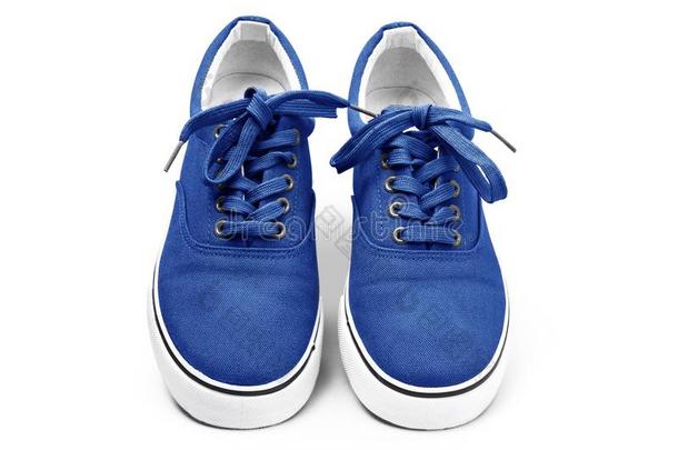 一一副关于蓝色颜色帆布鞋子隔离的向白色的
