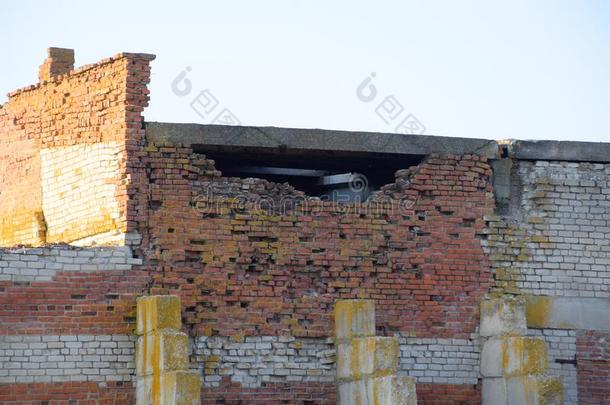 老的代表会议砖被放弃的建筑物.压扁砖构造