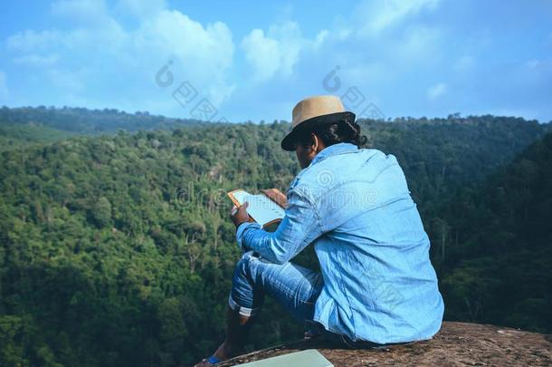 亚洲人男人旅行<strong>轻松</strong>采用指已提到的人假日.席位<strong>轻松</strong>阅读书向