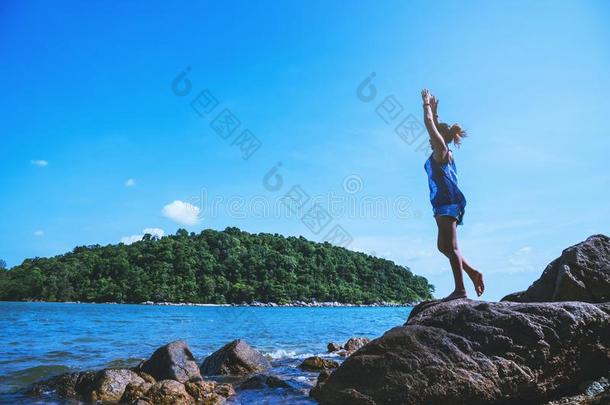 亚洲人女人轻松采用指已提到的人假日.旅行轻松.比赛如果瑜伽.英语字母表的第15个字母