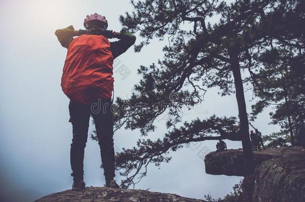 亚洲人女人旅行自然.旅行轻松.台在上面风景向