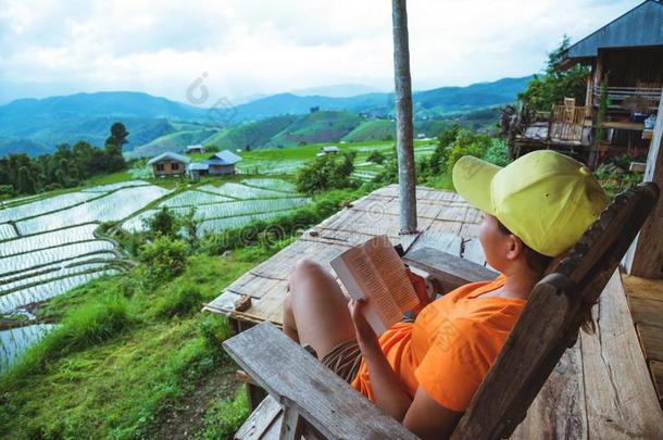 亚洲人女人旅行自然.旅行轻松.坐阅读书指已提到的人波黑