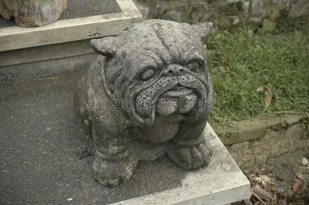 漂亮的和有趣的斗牛犬雕刻.雕像监护人狗