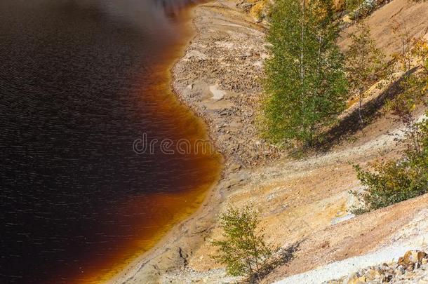 黑的人造的湖和小山-采矿和生产关于杯子