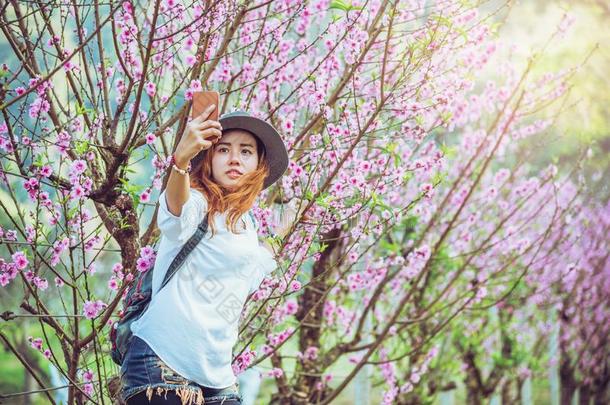 女人亚洲人旅行自然.旅行轻松.自拍照为拍照采用