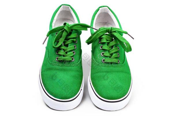 一一副关于绿色的<strong>帆布鞋</strong>子隔离的向白色的