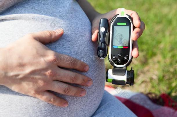 怀孕的女人佃户租种的土地血葡萄糖计量器向预防糖尿病