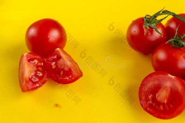 成熟的<strong>新鲜</strong>的多汁的有机的<strong>樱桃番茄</strong>向树枝和将切开tomato<strong>番茄</strong>