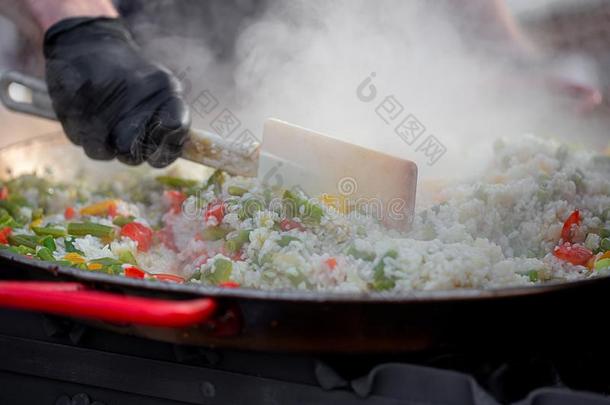 指已提到的人烹调是（be的三单形式烹调采用g肉菜饭采用一煎锅