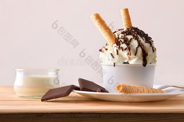 乳霜和chocolate巧克力late巧克力冰乳霜杯子装饰和chocolate巧克力late巧克力炸马铃薯条