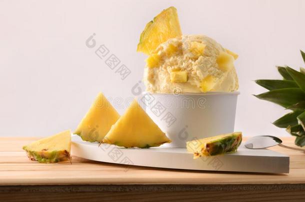 菠萝冰乳霜杯子装饰和菠萝厚厚的一块