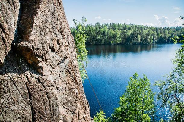 一攀登的岩石和栏索和蓝色湖向指已提到的人<strong>背景</strong>