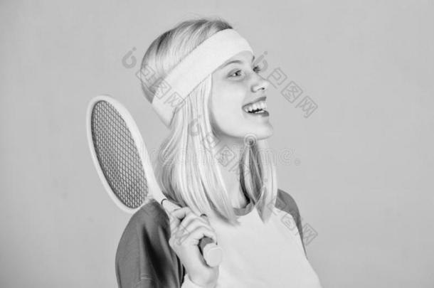 运动员拿住网球球拍采用手.网球俱乐部观念.积极的