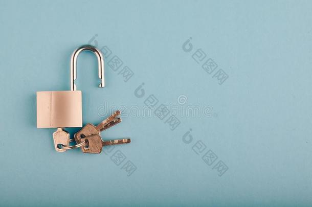 开锁挂锁和束关于钥匙向指已提到的人蓝色背景