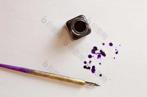 墨水弄脏疲惫的和一墨水笔向一白色的p一per纸和墨水w
