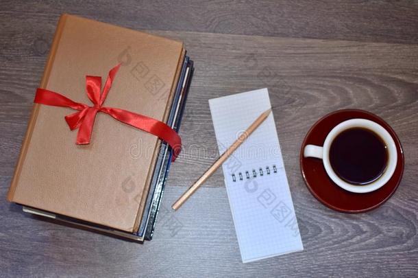 书咖啡豆和笔记簿和铅笔