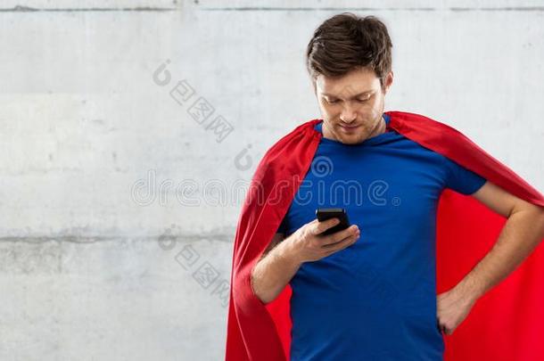 年幼的男人采用红色的超级英雄斗篷us采用g智能手机