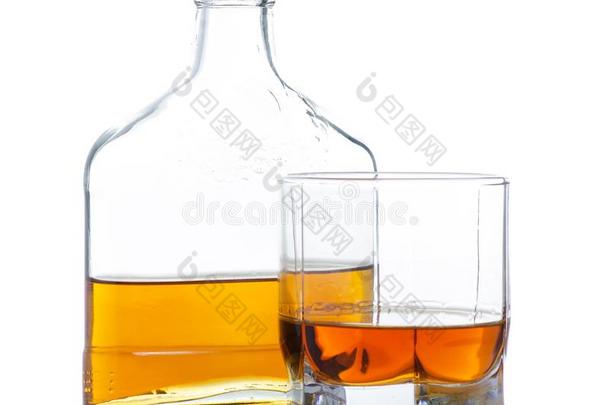 玻璃和<strong>白兰地</strong>酒的一种和瓶子<strong>白兰地</strong>酒的一种