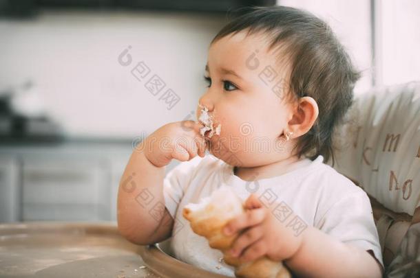 指已提到的人婴儿采用指已提到的人厨房贪心地食物美味的多乳脂的或似乳脂的管费尔
