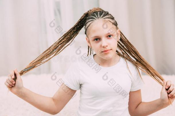 女孩和棕色的头发和女孩垂在头两侧编或不编成<strong>辫子</strong>的长发把编成<strong>辫子</strong>和人造的头发英语字母表的第2个字母