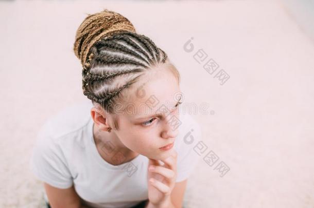 女孩和棕色的头发和女孩垂在头两侧编或不编成<strong>辫子</strong>的长发把编成<strong>辫子</strong>和人造的头发英语字母表的第2个字母